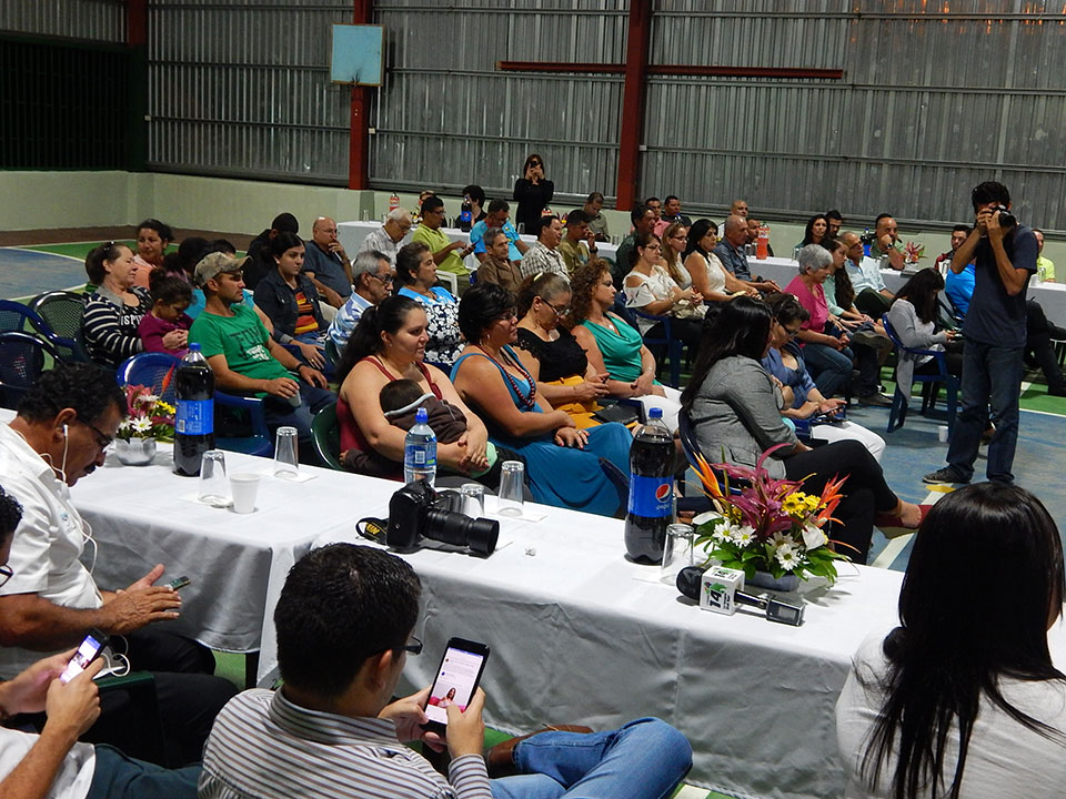 Muchas personas durante evento vistas de un lateral