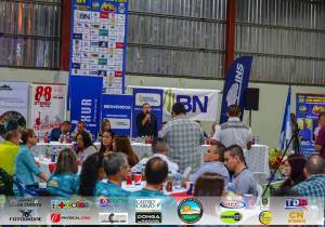 Representante dando discurso en la mesa principal visto desde lejos