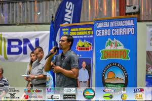 Representante dando discurso en conferencia de prensa Carrera Chirripó 2019