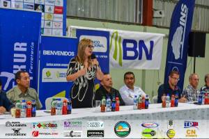 Representante en mesa principal dando discurso en conferencia de prensa Carrera Chirripó 2019