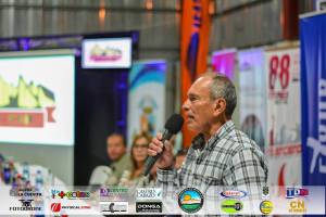 Señor dando discurso en conferencia de prensa Carrera Chirripó 2019