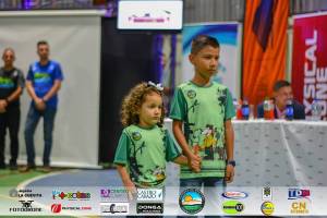 Dos niños durante un evento de la Carrera Chirripó
