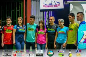 Participantes y corredores posando durante conferencia de prensa Carrera Chirripó 2019