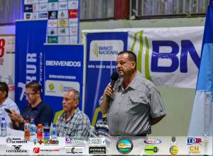 Representante dando discurso en mesa principal durante Evento de Carrera Chirripó 2019
