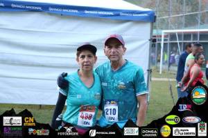 Pareja de corredores mirando a cámara en evento de Carrera Chirripó