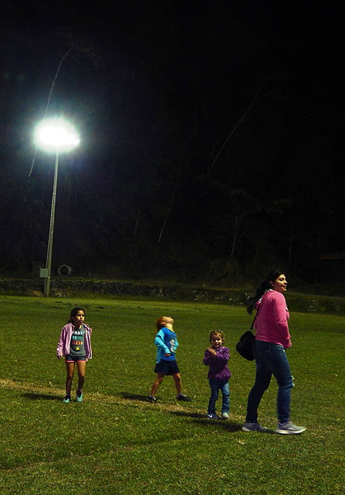 niños en cancha de futbol en la noche