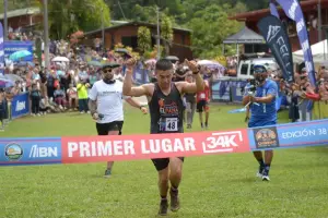 Corredor celebrando al llegar de primer lugar a la meta