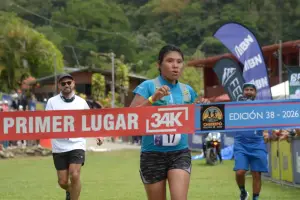 Corredora llegando a la meta en primer lugar