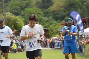 Corredor llegando a meta en Carrera Chirripó 2026