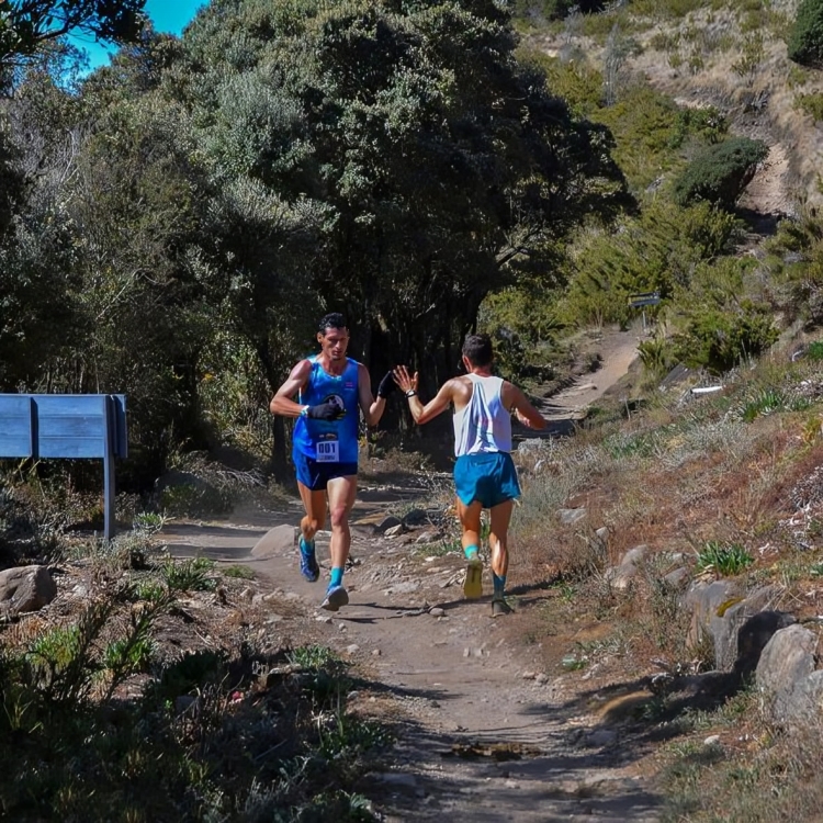 Corredores que se encuentran saludándose