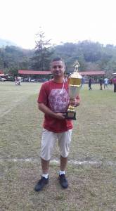 Persona sonriente posando con trofeo