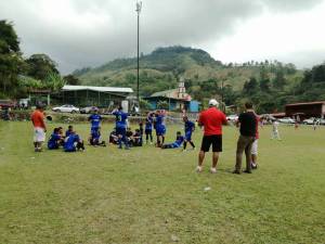 Miembros de equipo semi dispersos en una cancha