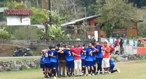 Equipo de futbol en charla técnica antes de partido
