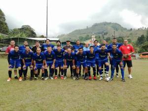 Equipo de futbol posando antes de partido