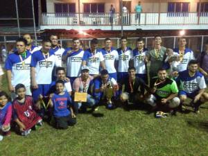 Equipo de futbol con medallas y trofeo posando