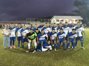 Equipo de futbol posando en la noche