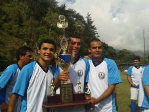 3 miembros de equipo ganador posando con trofeo