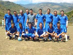 Equipo de futbol azul posando antes de partido