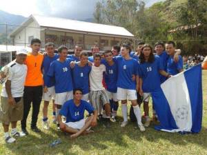 equipo de futbol de color azul posando
