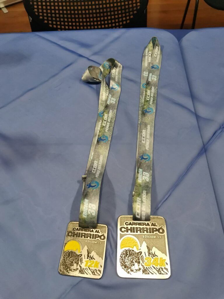Dos medallas de Edición 33 12 Kilómetros Carrera Chirripó