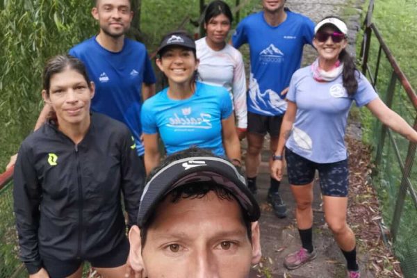 Corredores y participantes posando