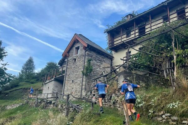 Corredores subiendo cerca de casas rupestres